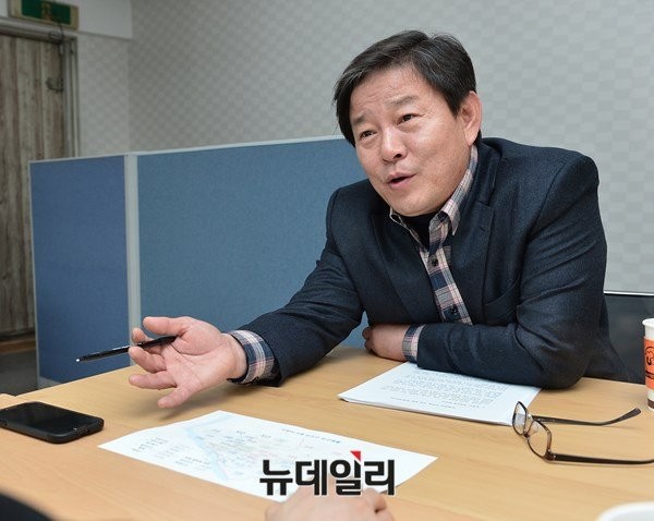 ▲ 새정치민주연합 정재호 전 청와대 비서관이 휴대하고 다니는 고양시의 지도를 주머니에서 꺼내 지역의 미래를 바꿔놓을 청사진을 설명하고 있다. ⓒ뉴데일리 정상윤 기자