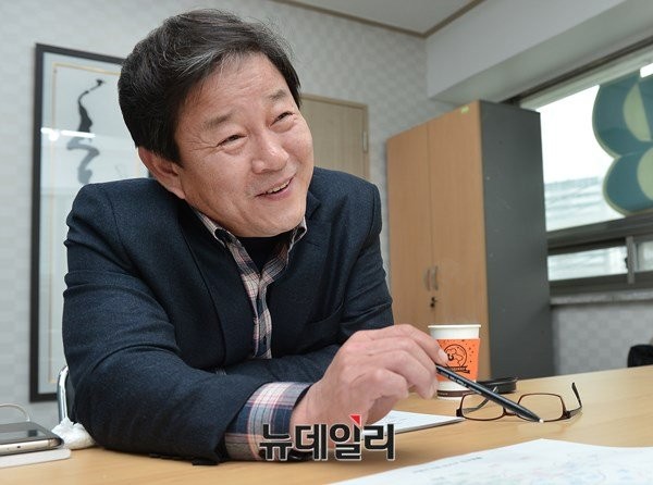 ▲ 새정치민주연합 정재호 전 청와대 비서관이 휴대하고 다니는 고양시의 지도를 주머니에서 꺼내 지역의 미래를 바꿔놓을 청사진을 설명하고 있다. ⓒ뉴데일리 정상윤 기자