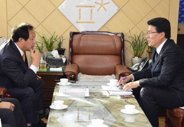 ▲ 이근규 제천시장(오른쪽)이 심재국 평창군수와 이야기를 나누고 있다.사진제공=제천시