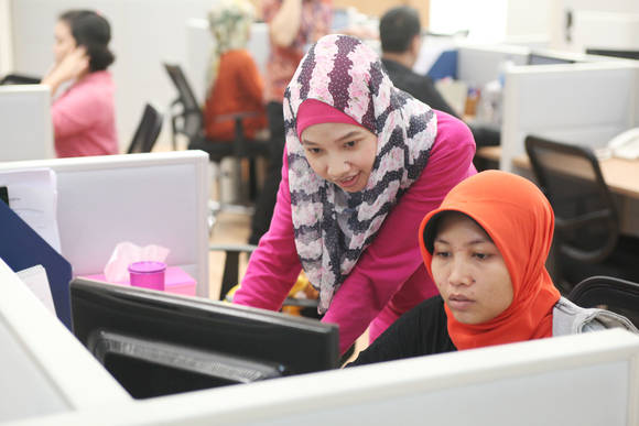 ▲ 대우증권의 인도네시아 법인에서 현지 직원들이 근무하고 있는 모습.ⓒKDB대우증권