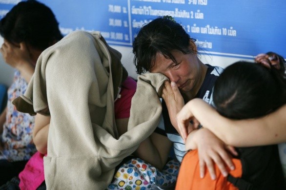 지난 2007년 태국 치앙라이 붙잡힌 탈북 여성들이 울고 있다. (자료사진) (VOA)