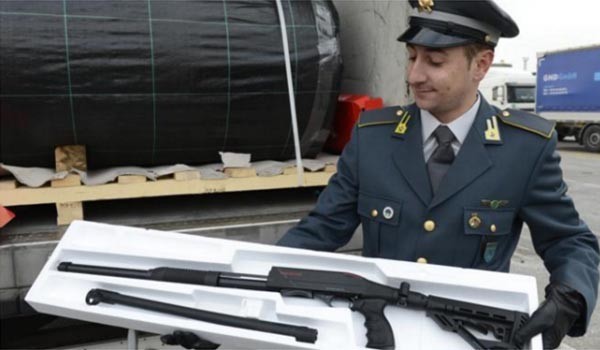 ▲ 압수한 '윈체스터 SXP' 산탄총을 들어 보이는 이탈리아 경찰. 살상력이 높아 군용으로도 많이 쓰인다. ⓒ이탈리아 현지언론 보도화면 캡쳐