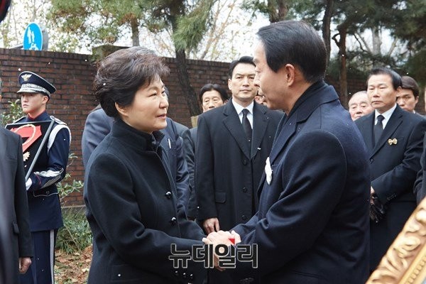 ▲ 26일 故 김영삼 전 대통령의 차남인 현철씨를 위로하고 있는 박근혜 대통령. ⓒ뉴데일리 정상윤 기자