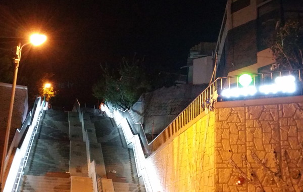 ▲ 어둡고 오르기 힘든 계단에 설치된 조명.사진제공=충주시