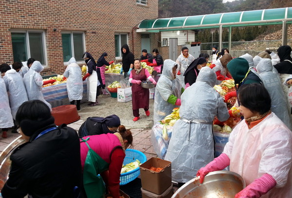 ▲ 제천여성의용소방대원들이 성보나벤뜨라 노인요양원에서 김장을 하고 있다.사진제공=제천소방서