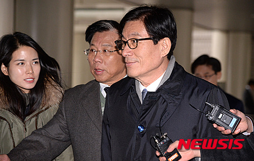 ▲ 2012년 대통령 선거 당시 '국가정보원 댓글 사건'으로 2심에서 실형을 선고받고 수감된 후 보석으로 풀려난 원세훈 전 국정원장이 27일 오전 서울 서초구 서울고등법원에 공직선거법 및 국정원법 위반 등 혐의로 파기환송심 재판을 받기 위해 출석하고 있다. ⓒ 뉴시스