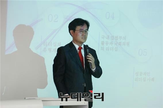 ▲ 지난 26일 김성훈 전 국회 보좌관이 모교인 동아대학교에서 입법과정책 글로벌 청년 리더십 이란 주제로 특강을 하고 있다.ⓒ뉴데일리