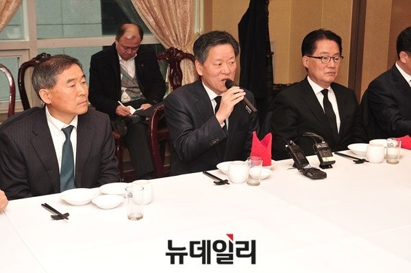 ▲ 새정치민주연합 주승용 최고위원이 26일 당 소속 호남 의원단 오찬 회동에서 모두발언을 하고 있다. 왼쪽과 오른쪽은 각각 황주홍 전남도당위원장과 박지원 전 원내대표. ⓒ뉴데일리 이종현 기자