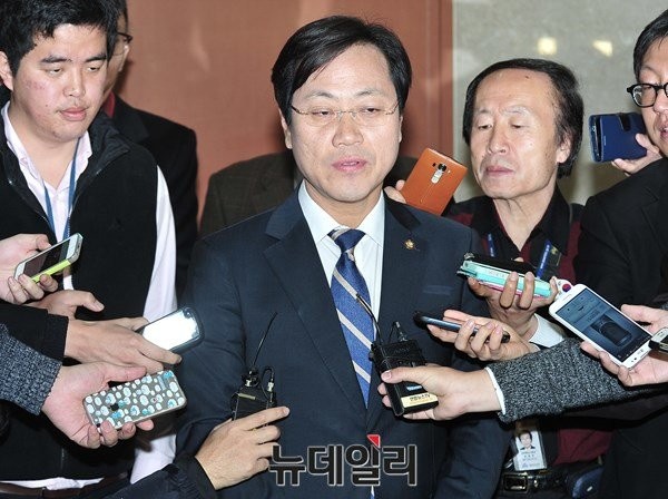 ▲ 새정치민주연합 오영식 최고위원이 27일 최고위원직 사퇴를 선언한 뒤 취재진의 질문에 답하고 있다. ⓒ뉴데일리 이종현 기자