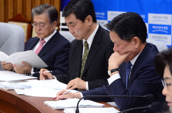 ▲ 새정치민주연합 주승용 최고위원이 27일 최고위원·중진의원 연석회의에서 심각한 표정으로 회의자료를 들여다보고 있다. ⓒ뉴시스 사진DB