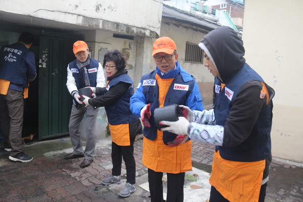 ▲ 충북대 윤여표 총장과 직원들이 연탄배달 봉사를 하고 있다. 사진제공 충북대 ⓒ뉴데일리