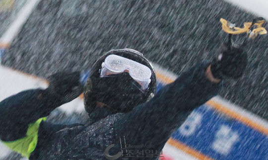 ▲ 복면과 고글로 얼굴을 가린 시위참가자가, 지난 14일 서울 도심에서 벌어진 ‘민중 총궐기’ 시위 현장에서 경찰을 향해 새총을 쏘고 있다. ⓒ 조선닷컴