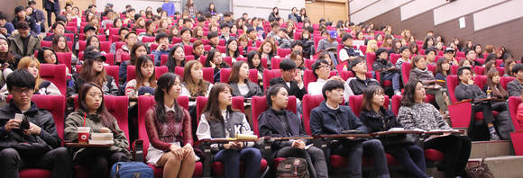 ▲ 건국대 국제협력처 국제교류팀은 지난 26일 해외교환학생 및 단기파견 프로그램 설명회를 열었다.ⓒ건국대