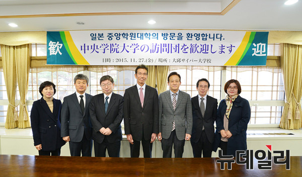 ▲ 일본 중앙학원대학(中央学院大学) 사토 히데아키(SATO, HIDEAKI)) 총장 등 일행이 지난 27일 대구사이버대를 찾아 대학 내 콘텐츠 시설 등 각종 시스템을 둘러봤다.ⓒ대구사이버대 제공