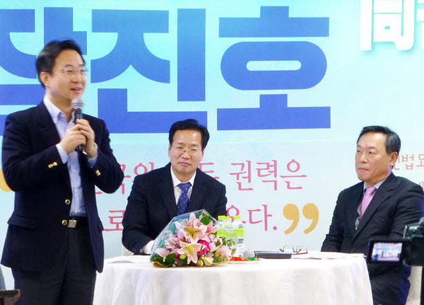 ▲ 장진호 변호사(가운데) 북콘서트 모습.