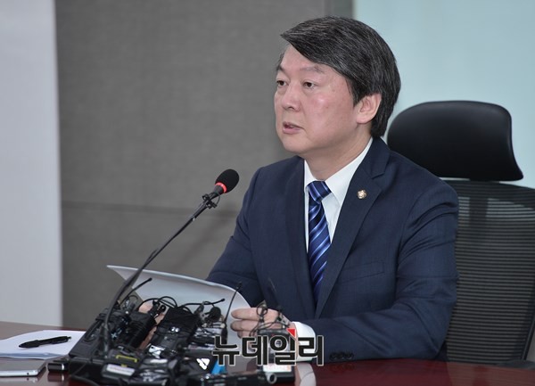 ▲ 새정치민주연합 안철수 전 대표가 29일 의원회관에서 기자회견을 열고, 문재인 대표의 문안박 연대 제안에 대한 입장을 밝히고 있다. ⓒ뉴데일리 정상윤 기자