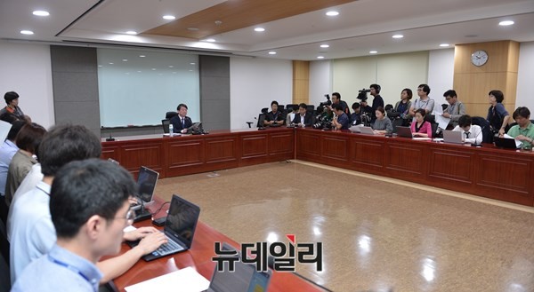 ▲ 새정치민주연합 안철수 전 대표가 29일 의원회관에서 기자회견을 열고, 문재인 대표의 문안박 연대 제안에 대한 입장을 밝히고 있다. ⓒ뉴데일리 정상윤 기자