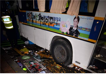 파손된 버스 정류장, ‘민중이 주인이다’라고 낙서된 경찰버스 / 사진=Police WIKI