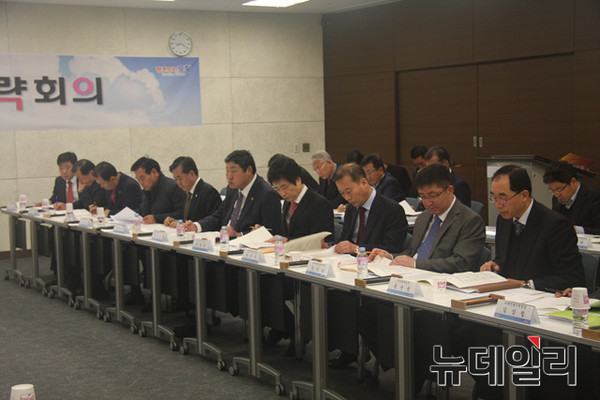 ▲ 포항을 철강위주 산업의 다양화를 통한 환동해 경제중심지 재도약을 위한 전략회의가 27일 포스코 국제관에서 열렸다.ⓒ경북도 제공