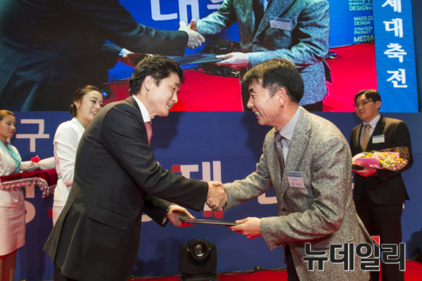 ▲ 정병윤 경북도경제부지사(왼쪽)가 27일 대구경북 창조경제 대축전에서 수상자에게 시상을 하고 있다.ⓒ경북도 제공