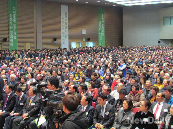 ▲ 29일 광주 김대중컨벤션센터에서 열린 통합신당추진위원회 출범식에 호남 각지에서 3000여 명의 인파가 몰려 대성황을 이뤘다. 준비한 1600석의 좌석은 일찌감치 동이 났고, 많은 인원들이 장내에서 끝까지 자리를 지키며 출범식을 지켜봤다. 사진 맨 왼쪽 아래에 박주선·조경태·유성엽 의원의 모습이 보인다. ⓒ광주=뉴데일리 정도원 기자