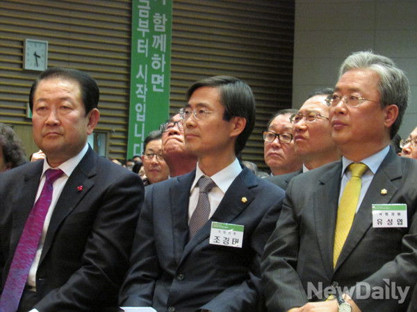 ▲ 새정치민주연합 조경태·유성엽 의원이 29일 광주 김대중컨벤션센터에서 열린 통합신당추진위원회 출범식에서 무소속 박주선 의원과 나란히 앉아 있다. ⓒ광주=뉴데일리 정도원 기자