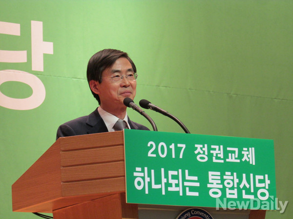 ▲ 새정치민주연합 조경태 의원이 29일 광주 김대중컨벤션센터에서 열린 통합신당추진위원회 출범식에서 단상에 올라 축사를 하고 있다. ⓒ광주=뉴데일리 정도원 기자