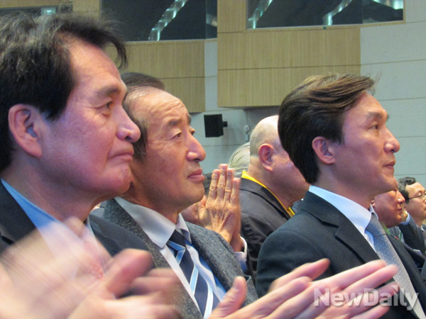 ▲ 새정치민주연합에 몸담았었으나 탈당하고 야권 신당을 창당하거나 창당을 추진하고 있는 장세환·유선호·김민석 전 의원(사진 왼쪽부터)이 29일 광주 김대중컨벤션센터에서 열린 통합신당추진위원회 출범식에 참석해 박수를 치고 있다. ⓒ광주=뉴데일리 정도원 기자