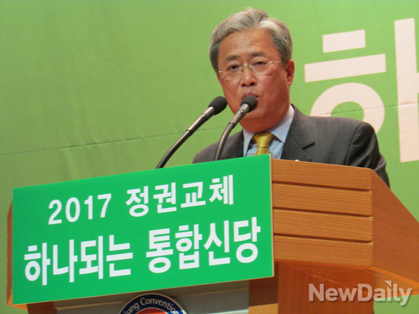 ▲ 새정치민주연합 유성엽 전북도당위원장이 29일 광주광역시 김대중컨벤션센터에서 열린 통합신당추진위원회 출범식에서 축사를 하고 있다. ⓒ광주=뉴데일리 정도원 기자