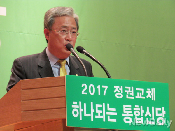 ▲ 새정치민주연합 유성엽 전북도당위원장이 29일 광주광역시 김대중컨벤션센터에서 열린 통합신당추진위원회 출범식에서 축사를 하고 있다. ⓒ광주=뉴데일리 정도원 기자