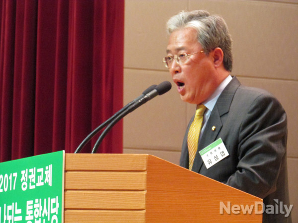 ▲ 새정치민주연합 유성엽 전북도당위원장이 29일 광주광역시 김대중컨벤션센터에서 열린 통합신당추진위원회 출범식에서 축사를 하고 있다. ⓒ광주=뉴데일리 정도원 기자