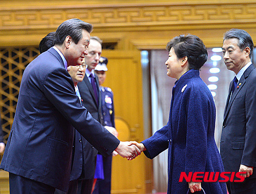 ▲ 박근혜 대통령이 29일 오후 경기도 성남 서울공항에서 프랑스 파리에서 열리는 유엔기후변화협약 당사국 총회(COP21) 정상회의 및 체코 순방을 위해 출국에 앞서 환송 나온 김무성 새누리당 대표와 악수를 하고 있다. ⓒ뉴시스