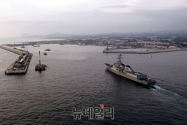 ▲ 제주민군복합형 관광미항에 시범 입항하는 서애류성룡함.ⓒ해군