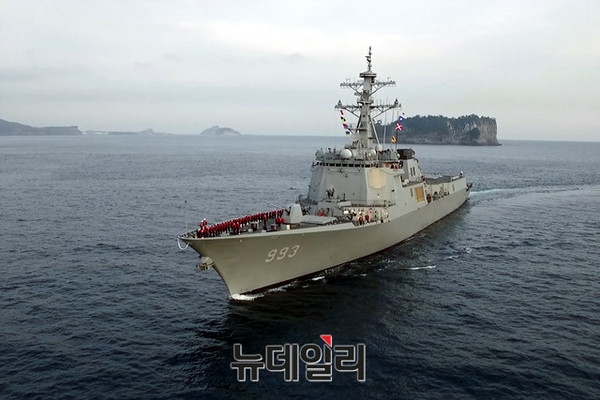 ▲ 제주민군복합형 관광미항에 시범 입항하는 서애류성룡함.ⓒ해군