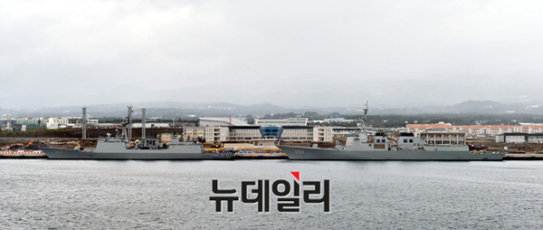 ▲ 제주민군복합형 관광미항에 시범 입항한 (우측부터) 서애류성룡함, 대조영함.ⓒ해군