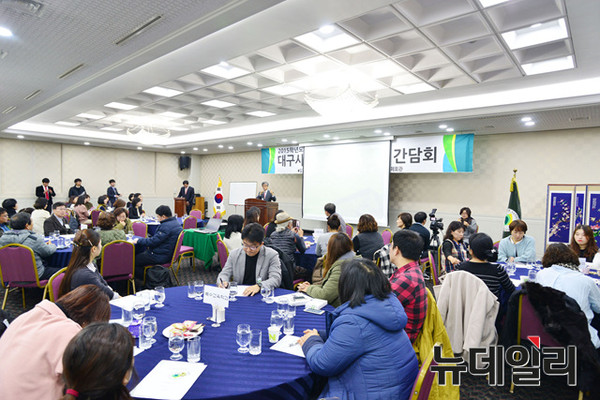 ▲ 대구사이버대 홍덕률 총장이 지난 28일 부산대 상남국제회관에서 '21C 삶의 지혜'란 주제로 특강을 했다.ⓒ대구사이버대 제공