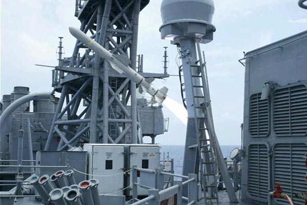 ▲ 신형 하푼미사일 AGM-84L 블록Ⅱ를 스플루언스급 구축함 '쏜(Thorn)'호에서 시험발사하는 모습. ⓒ위키피디아 공개사진