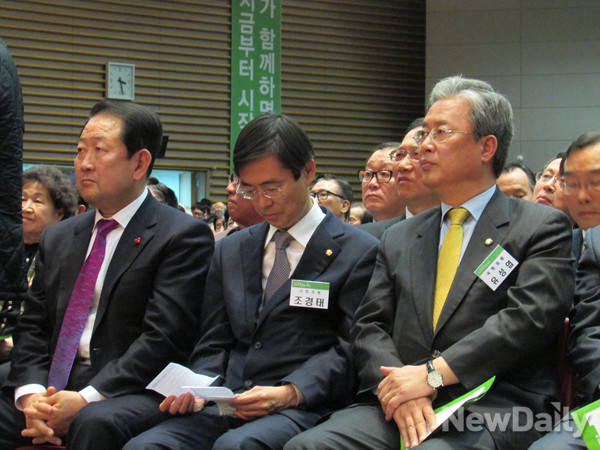 ▲ 새정치민주연합 유성엽 전북도당위원장은 혁신전대에 문재인 대표의 출마가 배제돼야 하며 당 안팎의 세력을 한 번에 아우를 수 있는 원샷통합전대가 돼야 한다고 주장한 반면, 무소속 박주선 의원은 혁신전대 정도로 새정치연합을 바꿔낼 수 없다면서 안철수 전 대표의 탈당을 권유했다. ⓒ뉴데일리 정도원 기자