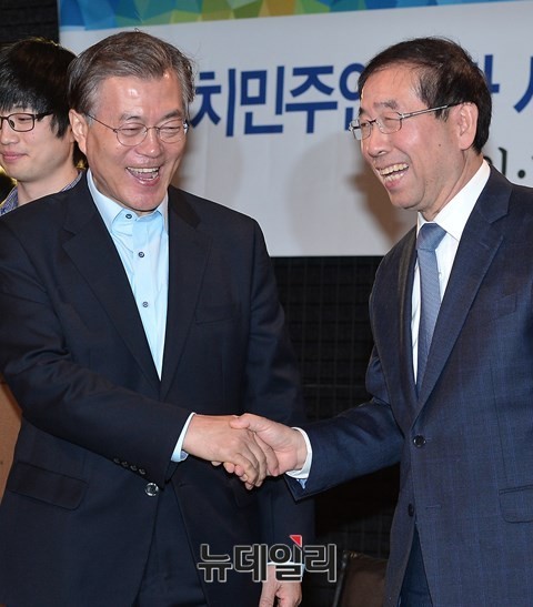 ▲ 문재인 새정치민주연합 대표(왼쪽)와 박원순 서울시장이 지난 19일 서울시청 시민청에서 열린 '고단한 미생들과의 간담회'에 참석해 악수를 나누고 있다. ⓒ정상윤 기자