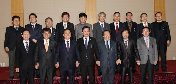 ▲ 사진은 26일 청주에서 열린 전국 시도교육감 임시총회를 마치고 기념촬영하는 모습.ⓒ뉴데일리