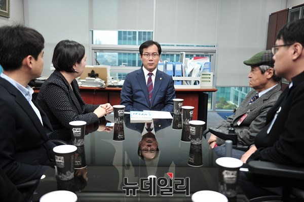새누리당 김영우 수석대변인은 30일 MBC라디오 〈신동호의 시선집중〉에 출연해 한중FTA에 대한 여당의 입장을 밝혔다. ⓒ뉴데일리 이종현 기자