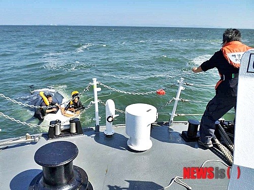 ▲ (자료사진) 전복된 레저보트 낚시객 구조하는 해경.ⓒ 뉴시스