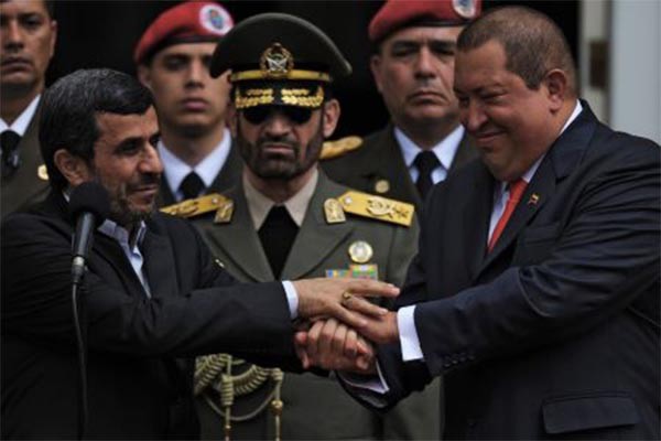 ▲ 2012년 이란을 찾아 아흐마니네자드 대통령과 악수를 하는 우고 차베스 前베네수엘라 대통령. 암으로 사망했다. ⓒ이란 관영 PRESS TV 보도화면 캡쳐