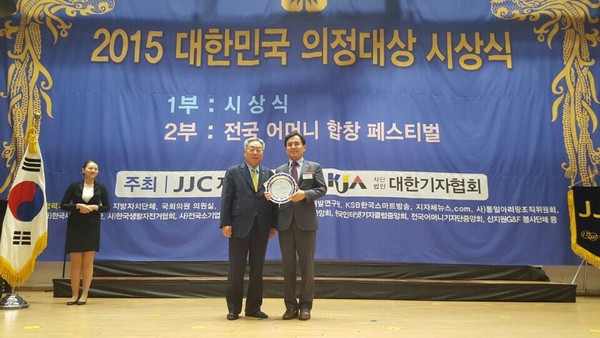 새누리당 김진태 의원이 지난 12일 한국프레스센터에서 열린 '2015 대한민국 의정대상 시상식'에서 수상을 한 뒤 기념촬영을 하고 있다. ⓒ김진태 의원실