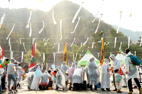 ▲ 관광객과 주민들이 팀을 나눠 물풍선으로 '온달산성 전투놀이'를 하고 있는 모습.사진제공=단양군
