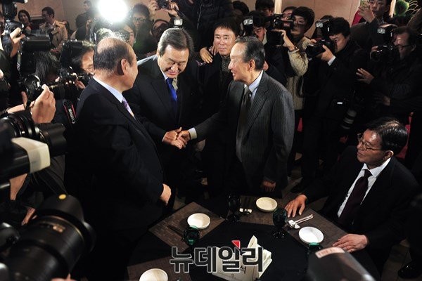▲ 상도동계 인사인 새누리당 김무성 대표최고위원과 동교동계 인사인 권노갑 민추협 공동이사장이 악수하고 있다. ⓒ뉴데일리 이종현 기자