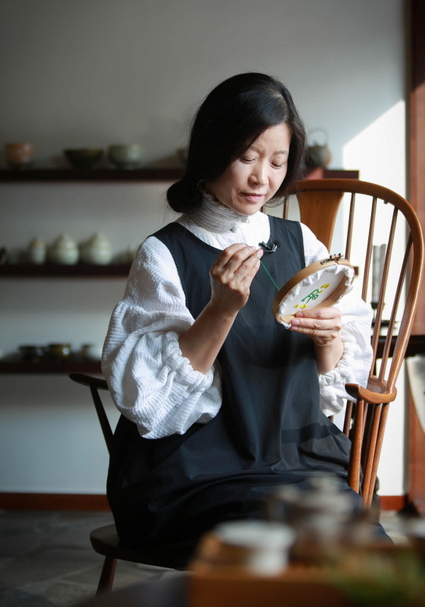 ▲ 자수 작업을 하고 있는 이효재씨.사진제공=리솜리조트