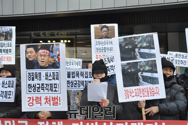 ▲ 지난달 30일 시민단체 대한민국어버이연합이 서울 종로구 조계사 앞에서 집회를 열고, 경내에 은신중인 한상균 민노총 위원장에 대한 경찰의 즉각적인 검거를 촉구했다. ⓒ 어버이연합