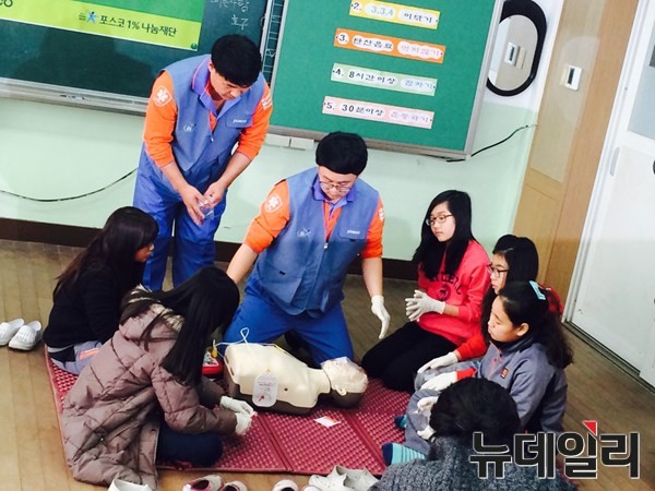 ▲ 30일 포스코 골든타임 봉사단원들이 포항시 송도초등학교 5학년 학생 18명을 대상으로 응급처치 및 심폐소생술 교육기부 봉사활동을 실시하고 있다. ⓒ포항제철소 제공
