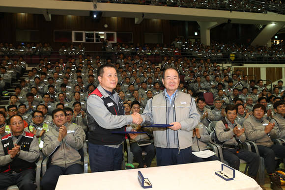 ▲ 30일 오전 대우조선해양 거제 옥포조선소 남문 다목적홀에서 열린 ‘노사합동 전사 대 토론회 결과 및 보고회’에서 정성립 사장(오른쪽)과 현시한 노동조합위원장은 노사합동 전사 대 토론회에서 제시한 과제의 충실한 수행과 경영정상화를 다짐하는 노사 공동 선언문에 서명한 뒤 악수를 하고 있다.ⓒ대우조선